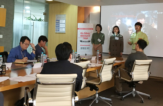 CJ E&M은 글로벌 사업을 강화하고자 맞춤형 인재 양성을 위한 2016 글로벌 육성체계(Global Talent Academy)를 도입했다고 5일 밝혔다. 회사는 글로벌 인사이트 트립, 봐야지 프로그램 등 다양한 육성 프로그램을 운영 중이다. 지난달 처음 시행한 해외탐방 프로젝트 '글로벌 인사이트 트립'에 참여한 팀이 해외 진출 실행계획서를 발표하고 있다.    CJ E&M 제공